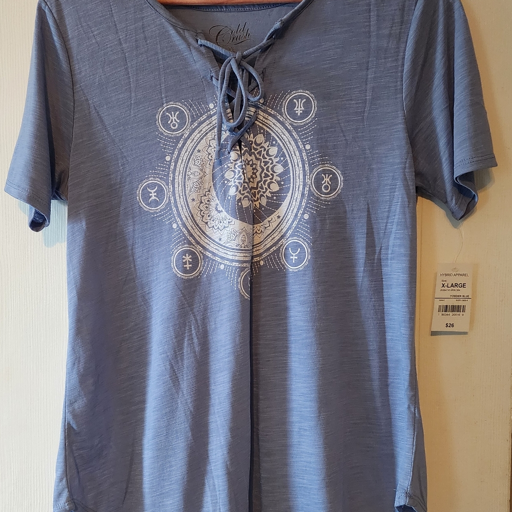 Chic Blue Short Sleeve Tee with Graphic Design